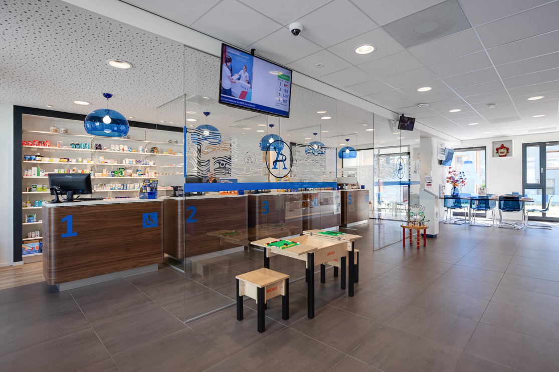 "Loxis heeft voor onze apotheken in Wijchen gezorgd voor een efficiëntere receptenstroom. Op elk moment is te zien waar een recept zich bevindt, waardoor we veel tijd winnen. Ook onze patiënten zijn erg tevreden met de afhaalberichten die ze ontvangen. Hierdoor wordt er veel minder gebeld of er al iets klaar ligt. Kortom: een goed systeem om je apotheek logistiek up to date te houden."