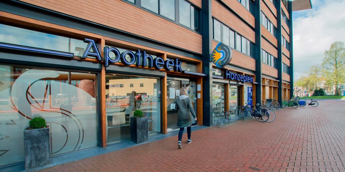 “Voor mij heeft Loxis veel voordelen. Ten eerste meer zoekgemak in de apotheek, door eenvoudig koppelen van recepten aan een locatie en, vooral ook, eenvoudig recepten verplaatsen naar een andere locatie. Ten tweede automatische berichtgeving aan cliënten (scheelt heel veel telefoontjes). Last but not least: Loxis is een softwareontwikkelaar met de nadruk op ontwikkelaar! Waar vele andere softwareclubs stilstaan, is er met Loxis een open relatie waarbinnen ruimte is voor goede feedback - over en weer – die we als apotheek vaak zeer snel werkelijk terugzien in het product.”